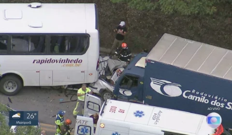 Vítima sai viva após carro ficar prensado entre ônibus e caminhão na Grande São Paulo