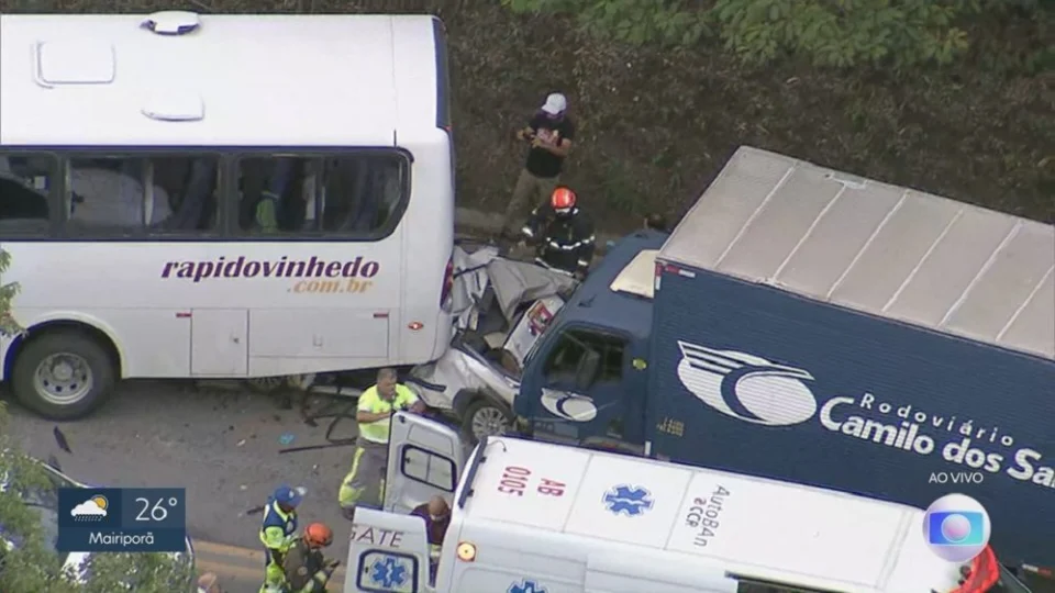 Vítima sai viva após carro ficar prensado entre ônibus e caminhão na Grande São Paulo