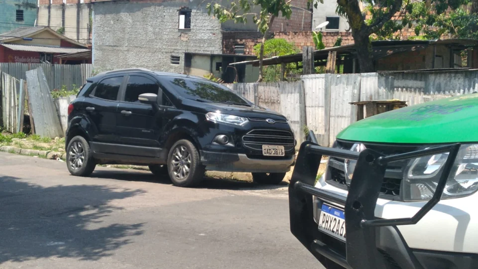 Corpo de mulher é encontrado dentro de porta-malas de carro, em Manaus