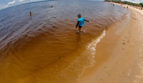 Em Manaus, banhistas devem usar máscara e manter distanciamento na reabertura da praia da Ponta Negra aos domingos