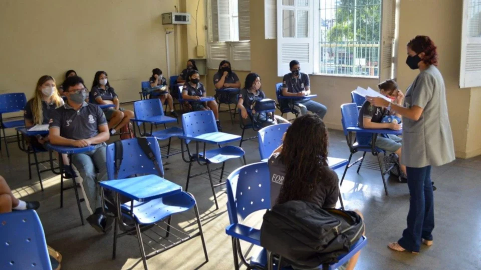 Profissionais da educação do Amazonas receberão abono do Fundeb nesta quinta-feira, garante governo do Estado