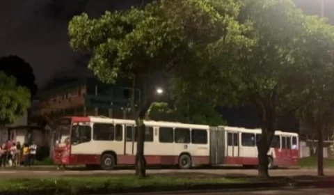 Passageiros vivem momentos de terror e mulher entra em trabalho de parto durante assalto a ônibus em Manaus