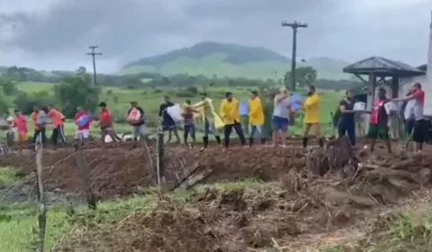 Caminhão com doações tem viagem interrompida por cratera na Bahia, e moradores fazem ‘corrente’ para levar material