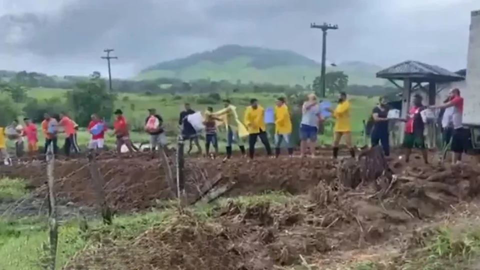 Caminhão com doações tem viagem interrompida por cratera na Bahia, e moradores fazem ‘corrente’ para levar material