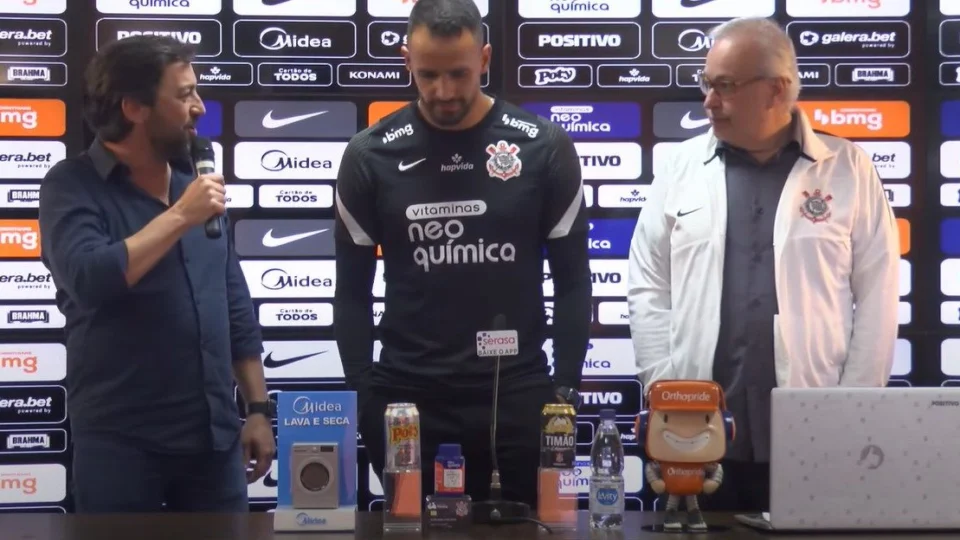 Renato Augusto é apresentado como reforço do Corinthians