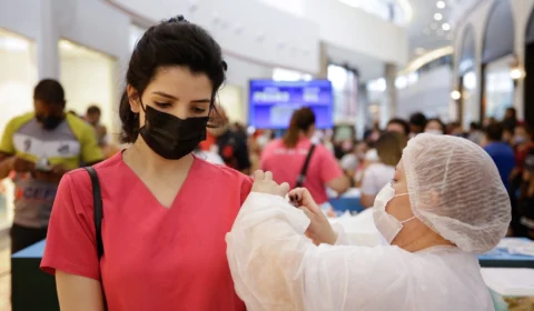 Campanha de vacinação contra a Covid terá atendimento em seis shoppings de Manaus neste domingo