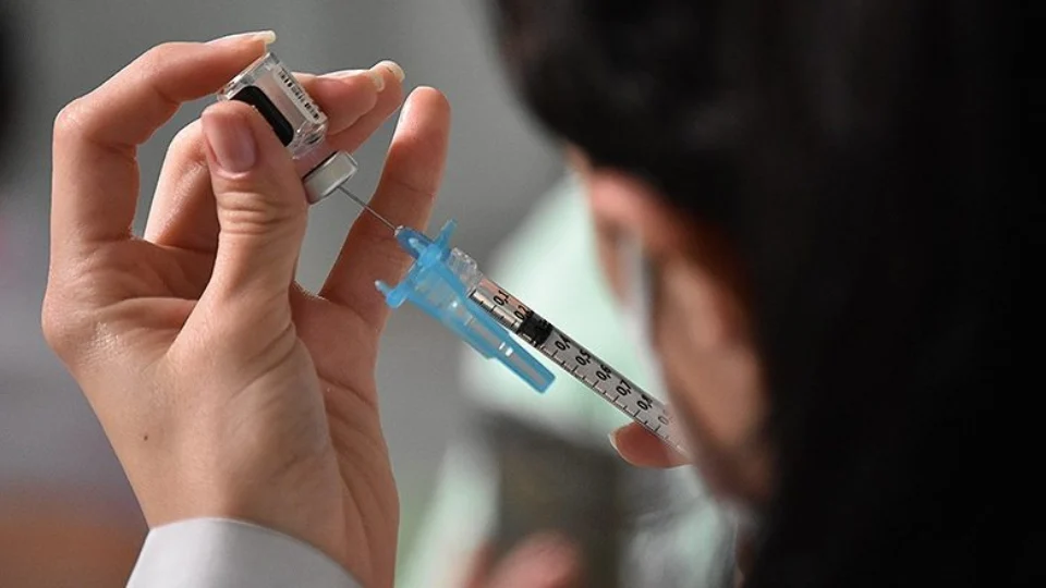 Pai é proibido de ver filha por não querer se vacinar