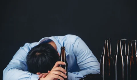 Alcoolismo mata 3 milhões de pessoas por ano, segundo OMS; psicólogo alerta para sinais da doença
