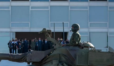 Desfile: Bolsonaro acompanha marcha de tanques ao lado de chefes militares