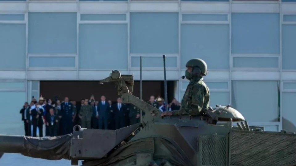 Desfile: Bolsonaro acompanha marcha de tanques ao lado de chefes militares