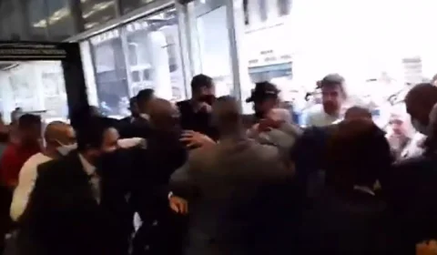 Manifestantes contrários ao ‘passaporte da vacina’ causam confusão ao tentar invadir a Assembleia Legislativa do Rio