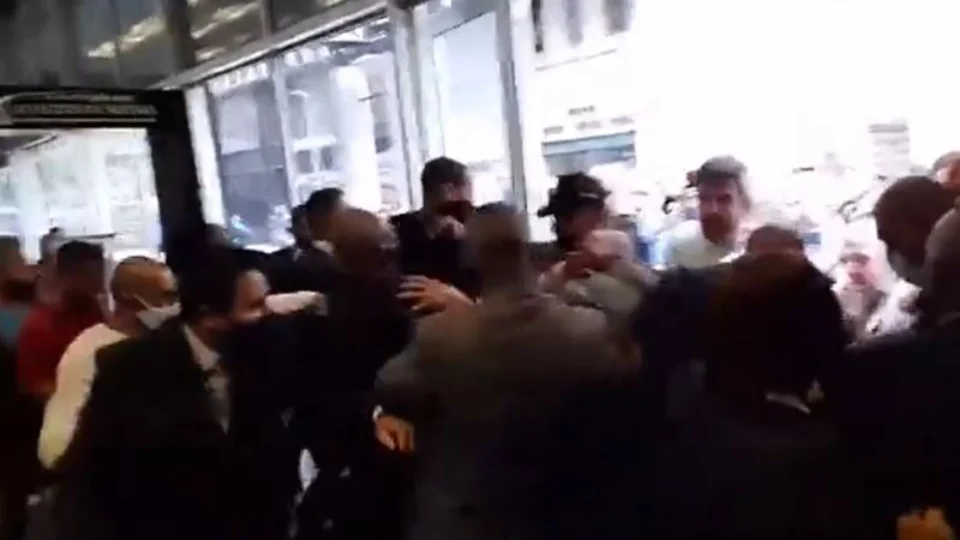 Manifestantes contrários ao ‘passaporte da vacina’ causam confusão ao tentar invadir a Assembleia Legislativa do Rio