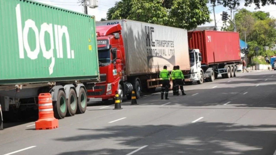 Quatro veículos pesados são removidos pelo IMMU por irregularidades em Manaus