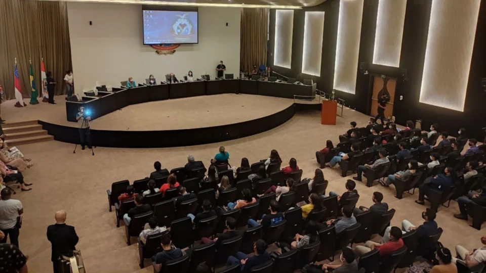 Estagiários aprovados em Processo Seletivo iniciam atividades no TCE-AM