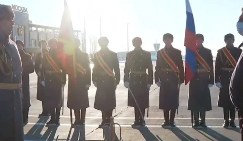 De máscara, presidente Jair Bolsonaro chega a Rússia na manhã desta terça-feira