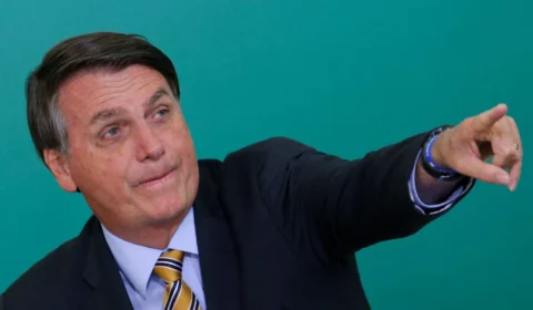 Bolsonaro diz que ‘tem que todo mundo comprar fuzil’ em vez de feijão