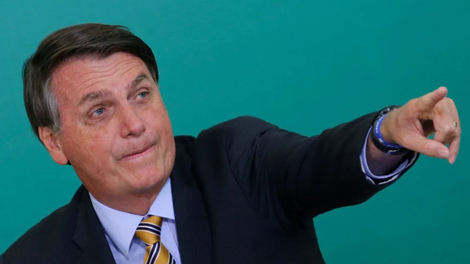 Bolsonaro diz que ‘tem que todo mundo comprar fuzil’ em vez de feijão