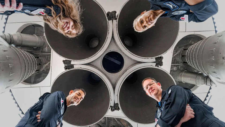 SpaceX: Sem astronauta, empresa de Elon Musk leva 4 turistas ao espaço por três dias