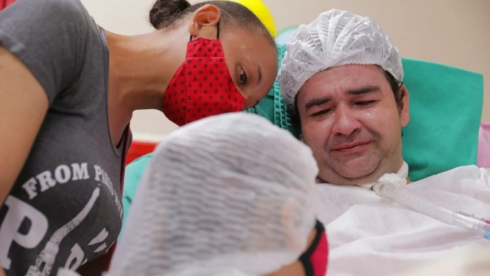 Após um ano internado, pai reencontra a filha em um hospital de Manaus