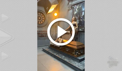 VÍDEO: funerária usa modelos de lingerie posando entre caixões em anúncio na Rússia