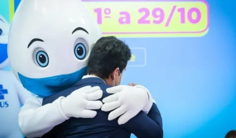 Ministro da Saúde interino chora durante lançamento da campanha de vacinação e é abraçado por Zé Gotinha; veja vídeo