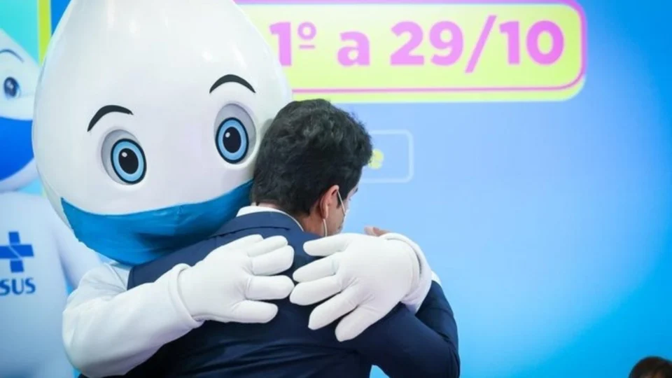 Ministro da Saúde interino chora durante lançamento da campanha de vacinação e é abraçado por Zé Gotinha; veja vídeo
