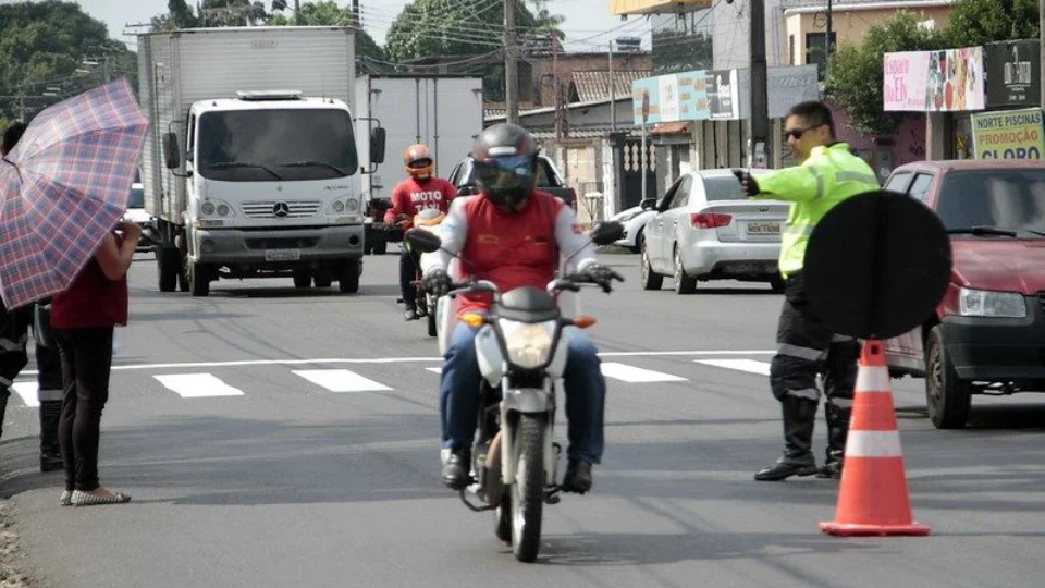 Motorista que fugir de abordagem de agente de trânsito pode ser detido por até 2 anos, prevê projeto de lei