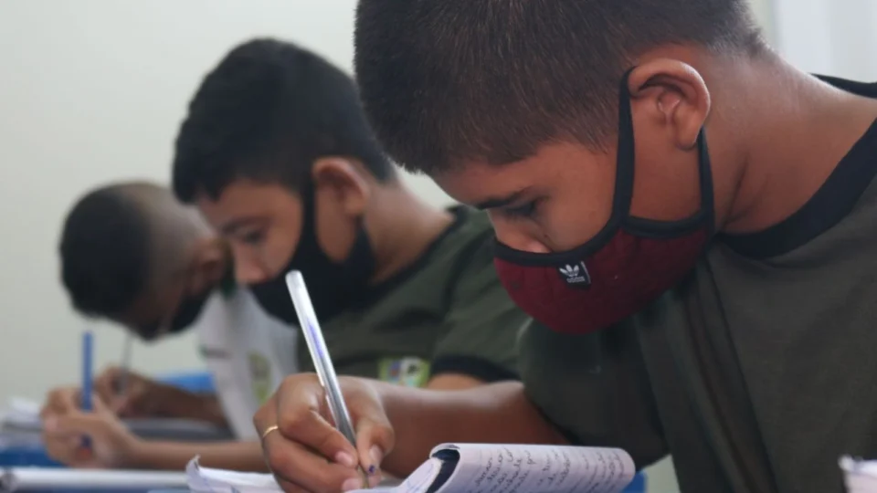 Mais de 300 estudantes são beneficiados com cursos profissionalizantes, no AM