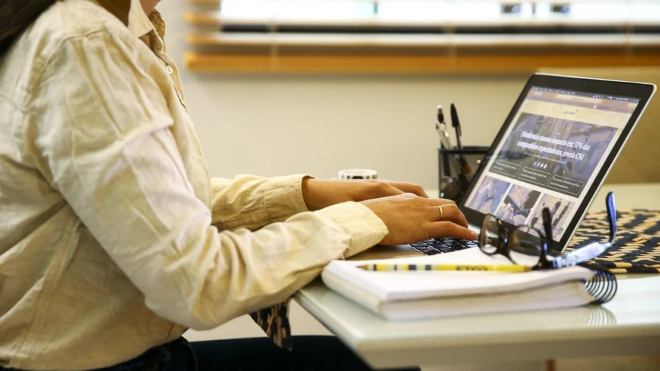 Trabalho remoto gerou economia de R$ 1,4 bi no Executivo federal