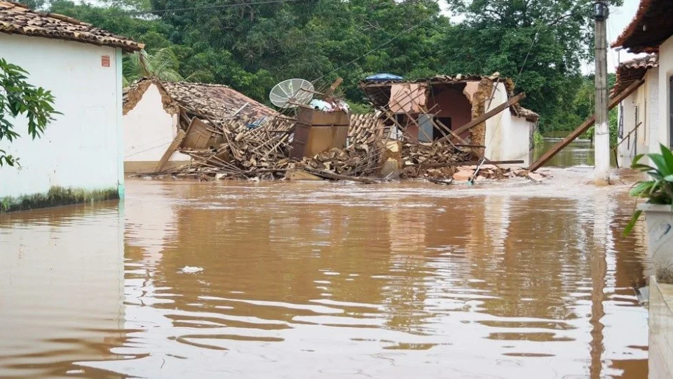 Chuvas alagam cidade do Maranhão e causam estragos