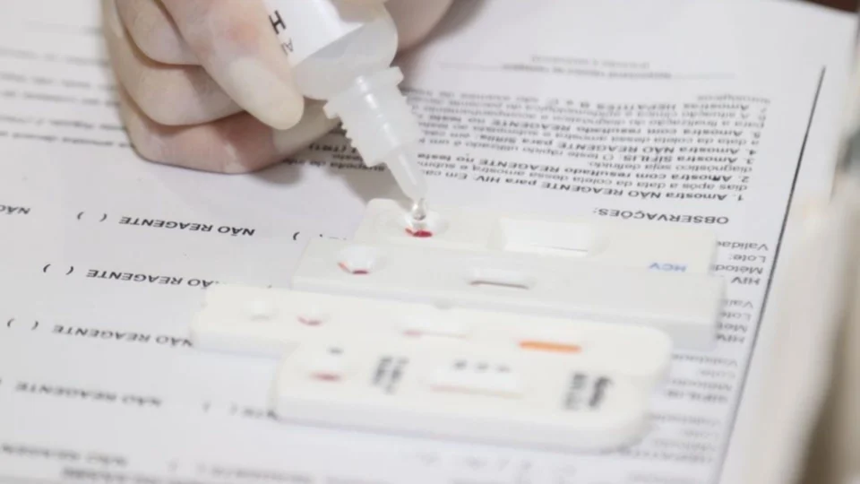 Nas últimas 24 horas, média móvel de mortes por Covid-19 no Brasil segue em alta e atinge 783 nesta segunda