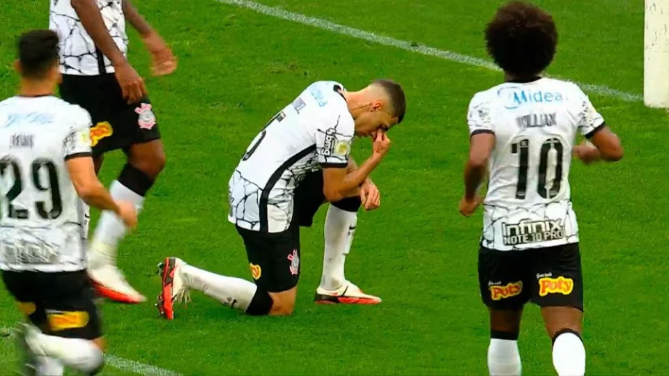 Corinthians garante entrada no G4 da Série A do Brasileirão após vencer o Santos por 2 a 0