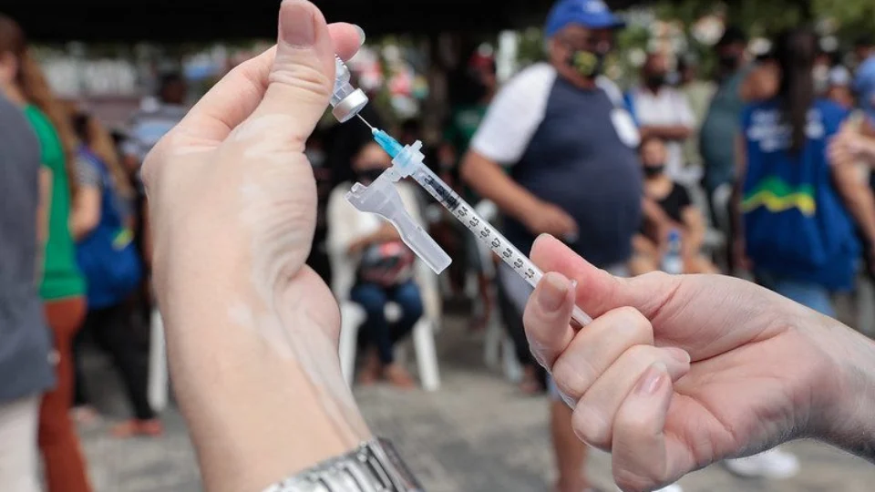 Cerca de 100 mil pessoas em Manaus não tomaram nem a 1ª dose da vacina contra a Covid, diz secretário