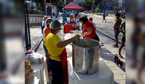 Em Manaus, moradores de rua recebem ação social na Praça da Matriz