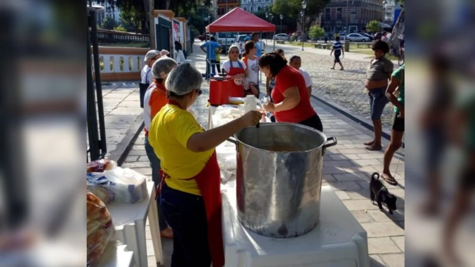 Em Manaus, moradores de rua recebem ação social na Praça da Matriz