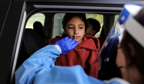 Ômicron: Israel mantém 4ª dose ao concluir que variante perde a força