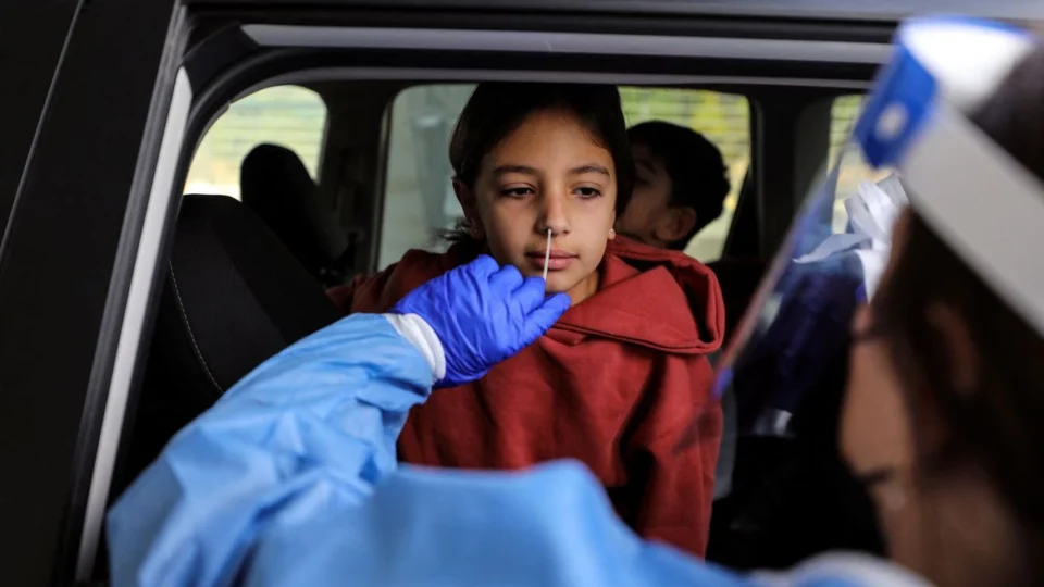 Ômicron: Israel mantém 4ª dose ao concluir que variante perde a força