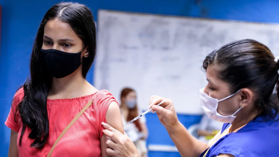 Brasil tem 21,2 milhões de casos e 590,5 mil mortes