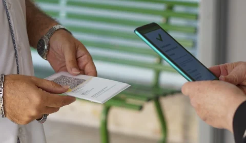 Usando braço falso, homem tenta conseguir comprovante de vacina na Itália