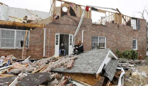 Tornado nos EUA deixa pelo menos 50 mortos na noite desta sexta-feira