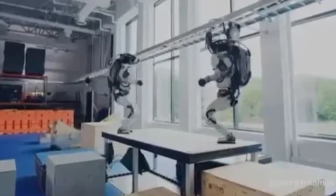 Robôs imitam humanos e dão salto mortal; veja vídeo