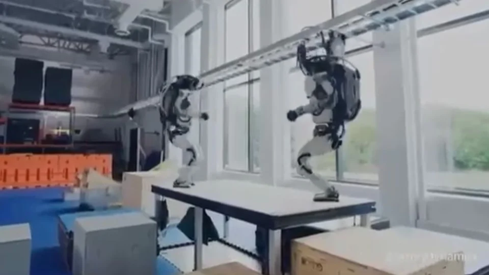 Robôs imitam humanos e dão salto mortal; veja vídeo