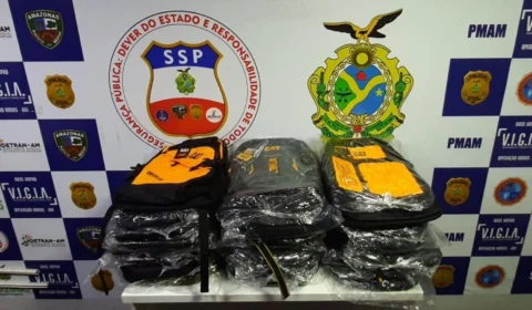 Homem é preso com mochilas falsificadas em embarcação, no AM