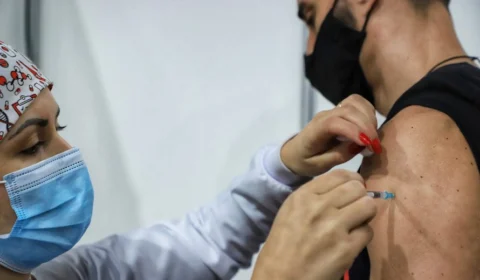 Pessoas recebem vacina contra tétano no lugar de imunizante contra Covid-19