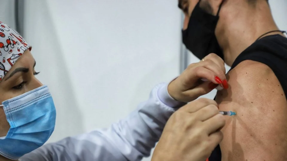 Pessoas recebem vacina contra tétano no lugar de imunizante contra Covid-19