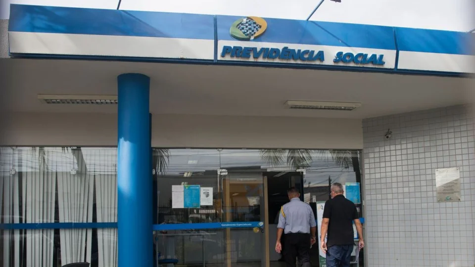 Bolsonaro veta proposta de suspensão de prova de vida no INSS até dezembro