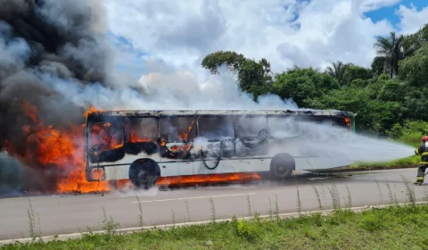 Ônibus pega fogo e fica completamente destruído na Rodovia Manoel Urbano, em Iranduba-AM; veja fotos