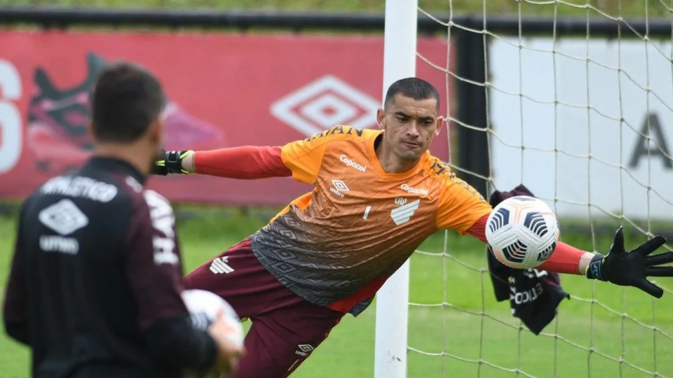 Goleiro santos do Athletico paranaense pode ser mais novo reforço do Mengão