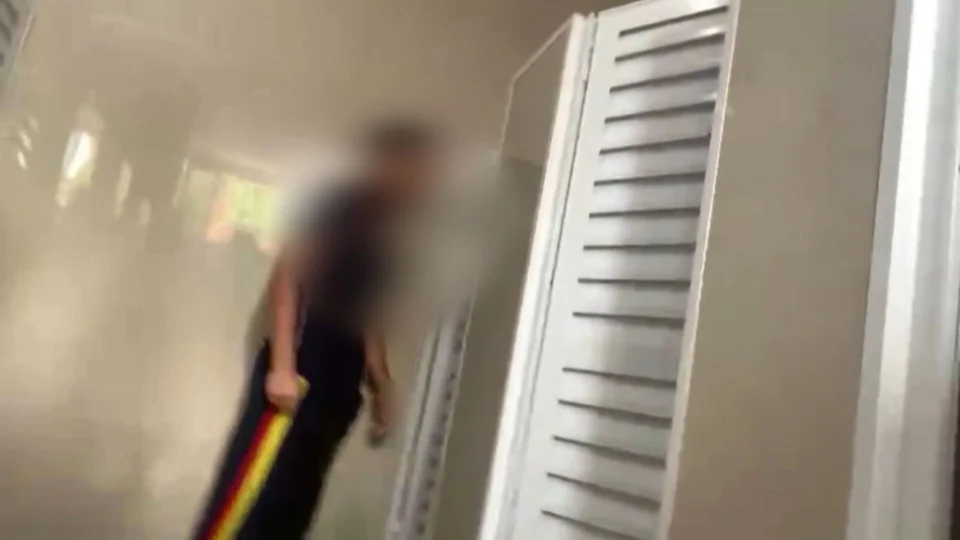 VÍDEO: Adolescentes brigam em banheiro de escola, em Manaus