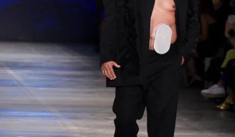 Luciano Szafir faz campanha ao usar uma bolsa de estomia na passarela do São Paulo Fashion Week